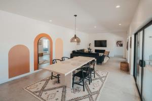 een eetkamer en woonkamer met een tafel en stoelen bij Desert Bloom By The Cohost Company in Joshua Tree