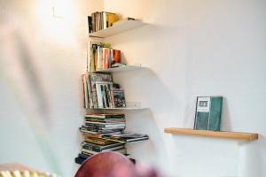 un estante de libros con libros en una pared en Basalt-Loft, en Kottenheim