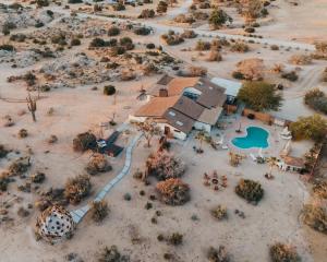 Bazén v ubytování High Desert Paradise By The Cohost Company nebo v jeho okolí