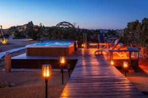 Bazén v ubytování High Desert Paradise By The Cohost Company nebo v jeho okolí + 86 fotografií