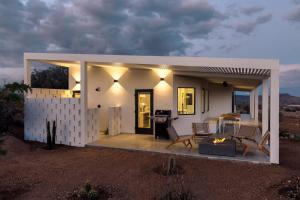a small white house in the middle of the desert at Nexus By The Cohost Company in Pioneertown +73 photos