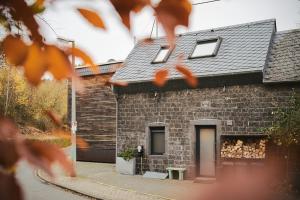 un edificio de ladrillo con dos ventanas. en Basalt-Loft, en Kottenheim