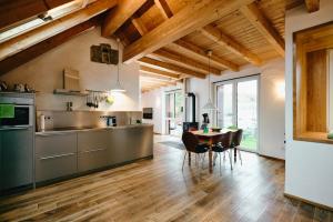 Una cocina y un comedor con mesa y sillas. en Basalt-Loft, en Kottenheim
