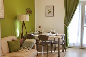 a dining room with a table and chairs at Casa vacanze moderna a 500m dalle piste in Aprica