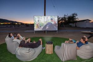 Televiisor ja/või meelelahutuskeskus majutusasutuses Moonstone Bungalow By The Cohost Company