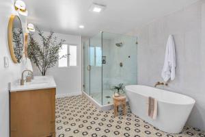 Vannituba majutusasutuses Moonstone Bungalow By The Cohost Company +75 fotot