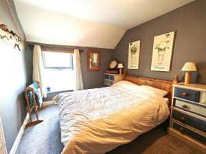 una camera da letto con un letto grande e una finestra di 2 Bed in Castleton oc-o30120 a Castleton