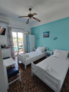 Postel nebo postele na pokoji v ubytování Magdalini