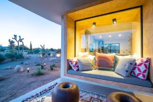 Posezení v ubytování The Modern Wolfden By The Cohost Company