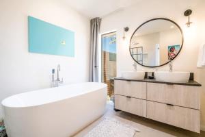 Koupelna v ubytování The Modern Wolfden By The Cohost Company