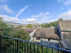 una vista dal balcone di una casa di 2 Bed in Castleton oc-o30120 a Castleton