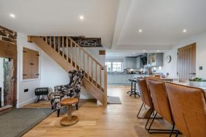 eine Küche und ein Wohnzimmer mit Treppe und Tisch in der Unterkunft 3 Bed in Wigton oc-f33746 in Wigton