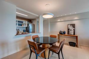 a dining room with a table and chairs at Aconchegante apartamento em Cloc Marina Residence in Salvador