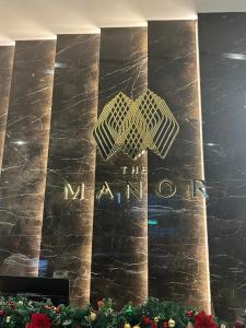吉隆坡The Manor Aspanez Kuala Lumpur With Twin Tower View的建筑物内迈阿密大厦的标志
