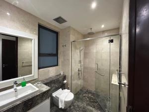 吉隆坡The Manor Aspanez Kuala Lumpur With Twin Tower View的带淋浴、马桶和水槽的浴室