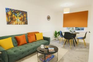 Posezení v ubytování Cambridge Luxury 3BR Hot Tub Escape Sleeps 10