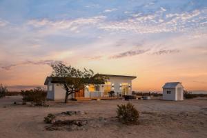 Η ανατολή ή δύση του ηλίου όπως φαίνεται από αυτή η παραθεριστική κατοικία ή από εκεί κοντά