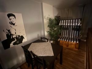 une salle à manger avec une table et des chaises noires dans l'établissement Piets Gästezimmer, à Sandstedt