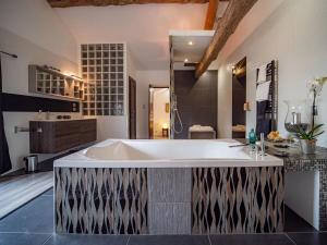 Η κουζίνα ή μικρή κουζίνα στο Domaine La Baronne +32 φωτογραφίες