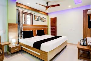 Ένα ή περισσότερα κρεβάτια σε δωμάτιο στο Hotel O Rajahmundry Central Railway Station Formerly Sanjeevi Residency