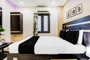 Ένα ή περισσότερα κρεβάτια σε δωμάτιο στο Hotel O Rajahmundry Central Railway Station Formerly Sanjeevi Residency