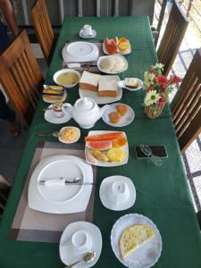 埃拉Ella Grand Cabin的一张长绿色的桌子,上面放着食物板 更多30张照片
