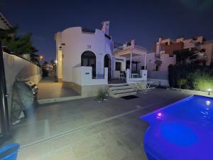 a house with a swimming pool at night at Villa exceptionnelle avec piscine privée et terrasse in Villamartin