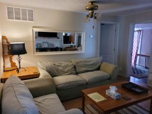 Χώρος καθιστικού στο 4BDR Beachfront Retreat with a Hot Tub & Wraparound Deck