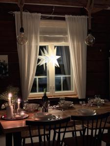 Una mesa de comedor con una estrella en una ventana. en Villa Hirsipirtti, en Rovaniemi