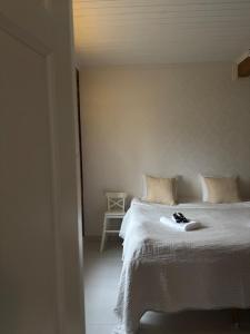 Un dormitorio con una cama con una colcha blanca. en Villa Hirsipirtti, en Rovaniemi 32 fotos más