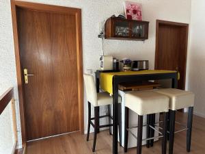 美因河畔法兰克福Shumiland in Frankfurt near Messe, Airport的房间里有一张桌子和凳子的厨房 更多7张照片