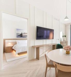 TV a/nebo společenská místnost v ubytování WZORCOWNIA DELUXE Apartments with VIEW