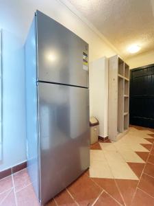 una nevera de acero inoxidable en una habitación en la hacienda studio, en Ras Sedr