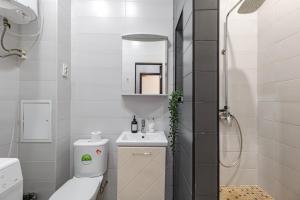 ein Badezimmer mit Toilette, Waschbecken und Dusche in der Unterkunft Апартаменты в ЖК Ирина рядом с Баянтау in Pawlodar