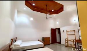 ein Wohnzimmer mit einem Sofa und einer Holzdecke in der Unterkunft Malgedara in Badulla