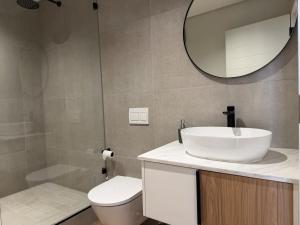 Imagen de la galería de Modern and Spacious studio Wi-Fi Near Canal walk, en Ciudad del Cabo