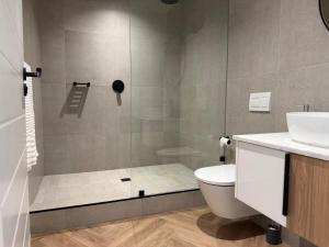 Imagen de la galería de Modern and Spacious studio Wi-Fi Near Canal walk, en Ciudad del Cabo