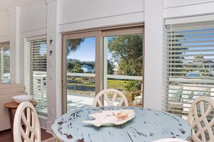 una sala da pranzo con tavolo e sedie di Gone Coastal by Pristine Properties Vacation Rentals a Mexico Beach