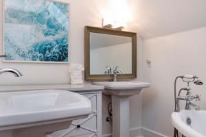 un bagno con lavandino e specchio di Gone Coastal by Pristine Properties Vacation Rentals a Mexico Beach Altre 48 foto