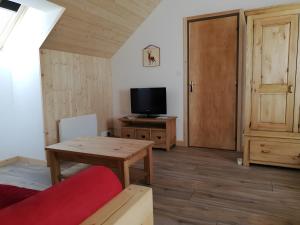 Μια τηλεόραση ή/και κέντρο ψυχαγωγίας στο Chambres D'hôtes La Givrine Clarée