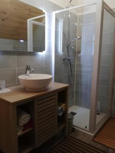 Ένα μπάνιο στο Chambres D'hôtes La Givrine Clarée