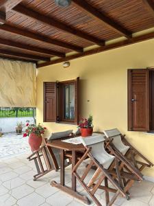 En terrasse eller udendørsområde på City Escape Cottage