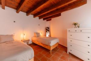 Ένα ή περισσότερα κρεβάτια σε δωμάτιο στο House Fun Ride Surf School