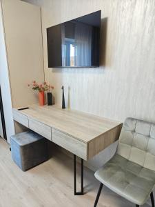 TV a/nebo společenská místnost v ubytování Polyana Kvasova - Park House Apart