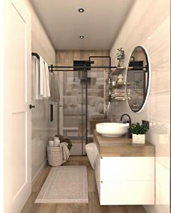 Sunset Dream Luxury Villa في كيري: حمام مع حوض ومرحاض ومرآة