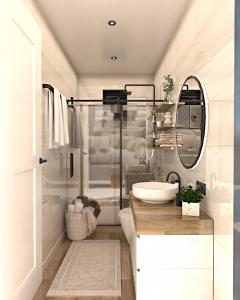 Sunset Dream Luxury Villa في كيري: حمام مع حوض ومرحاض ومرآة +19 صورة