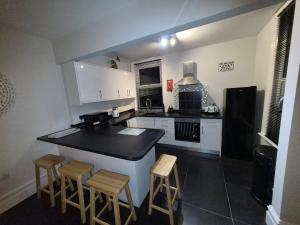 Η κουζίνα ή μικρή κουζίνα στο Newly refurbished flat with Free Parking