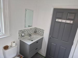Ένα μπάνιο στο Newly refurbished flat with Free Parking +7 φωτογραφίες