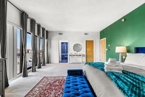 波士顿Luxury Massive Penthouse in Watertown的一间卧室设有一张大床和绿色的墙壁 更多62张照片