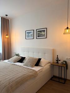 乌赫尔堡Morava apartmán 7 pro 3 osoby Šafaříkova 855 Uherské Hradiště的卧室里有一张白色的大床和一张桌子